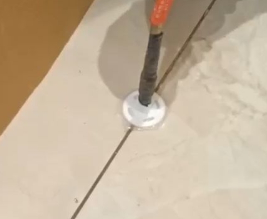 门源瓷砖空鼓维修公司专业解答瓷砖在铺贴过程中，如果没有涂抹均匀到位的粘结材料（如水泥砂浆或瓷砖胶），可能会导致以下问题