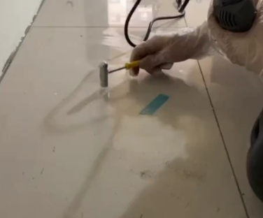 门源瓷砖开裂维修公司专业分享瓷砖在铺贴前如果没有沥干水分，将会导致以下问题